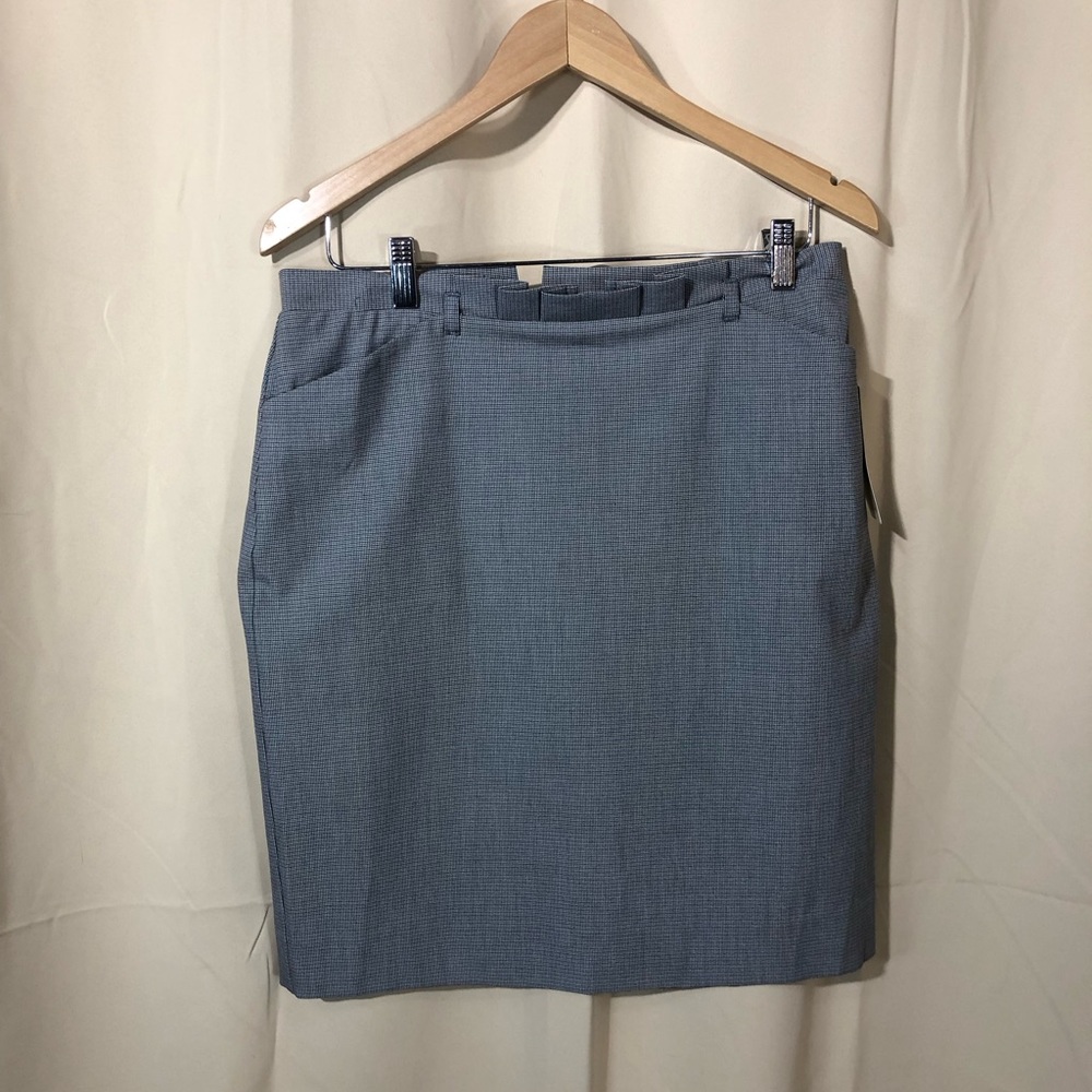 *NWT* Made in 🇨🇦 Tristan Skirt!